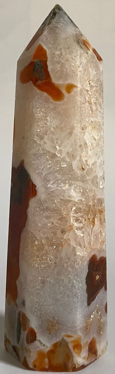 Obelisc de 10.3cm din cristal de agat muschi rosu pe fundal alb