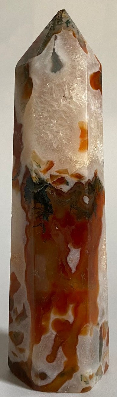 Obelisc decorativ de 10.3cm din piatra semipretioasa de agat muschi rosu pe fundal alb