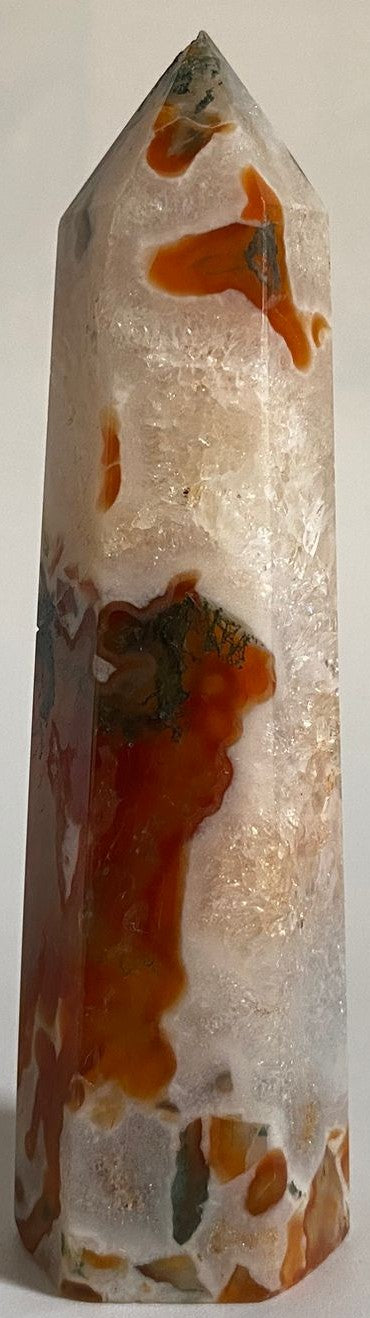 Obelisc decorativ de 10.3cm din cristal de agat muschi rosu pe fundal alb