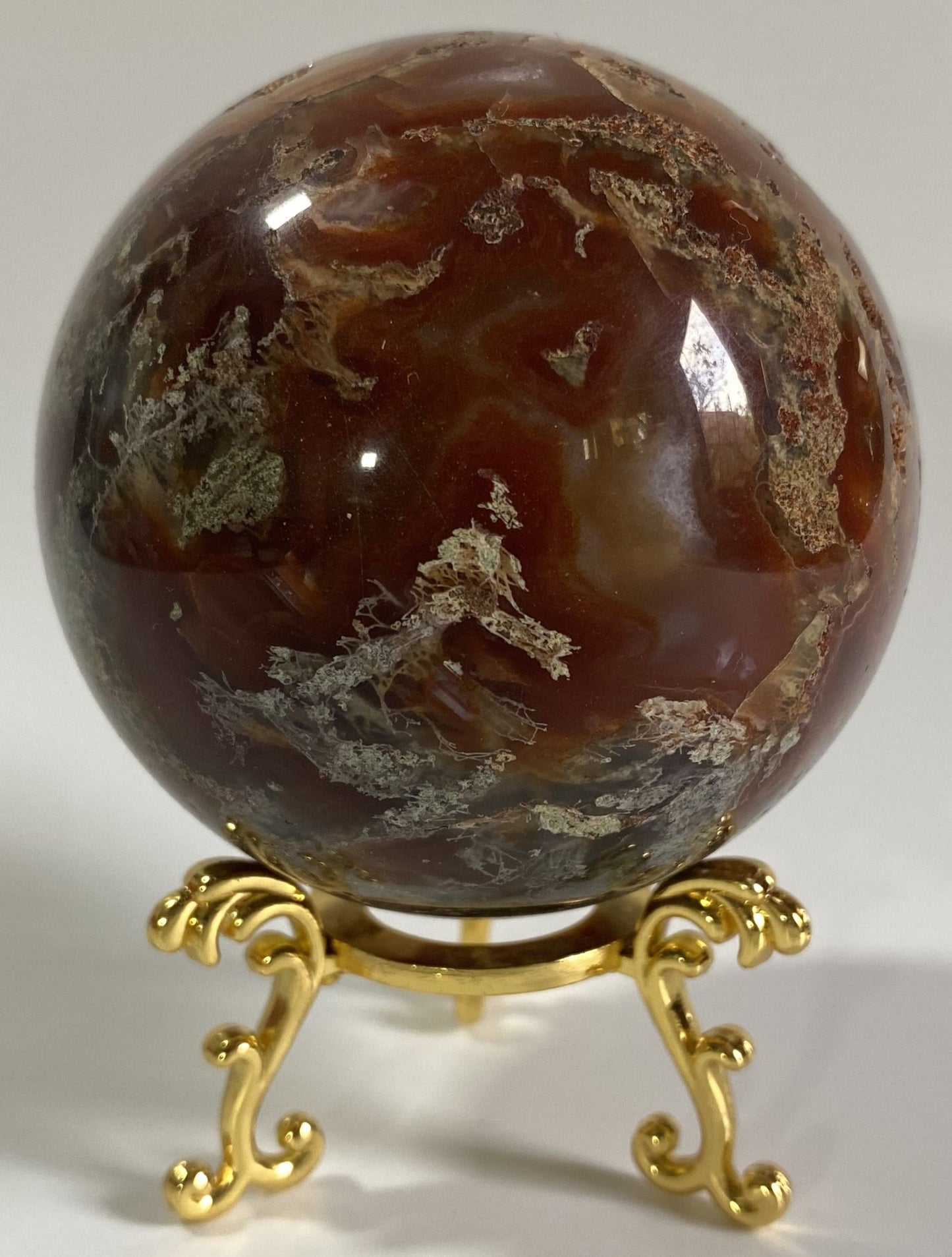 Sfera din cristal de agat muschi rosu pe suport metalic cu fundal alb