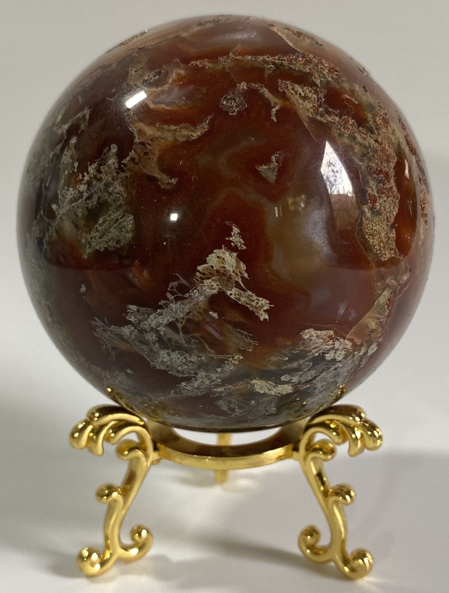 Sfera din cristal de agat muschi rosu pe suport metalic cu fundal alb