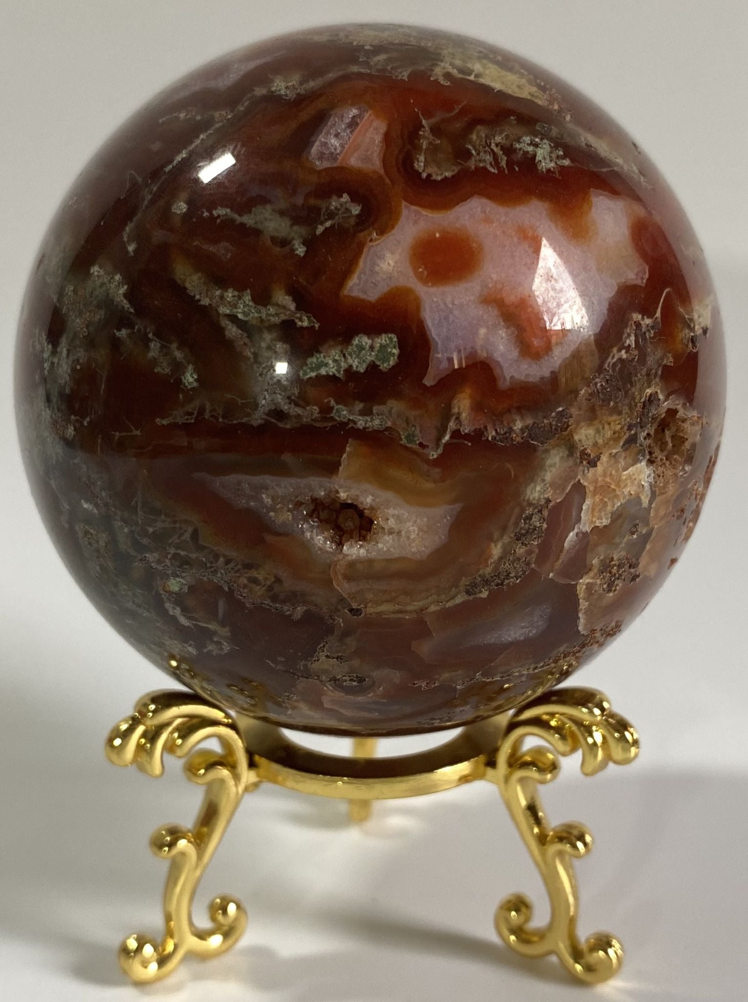 Sfera de 6.9cm din piatra semipretioasa de agat muschi rosu pe suport metalic cu fundal alb