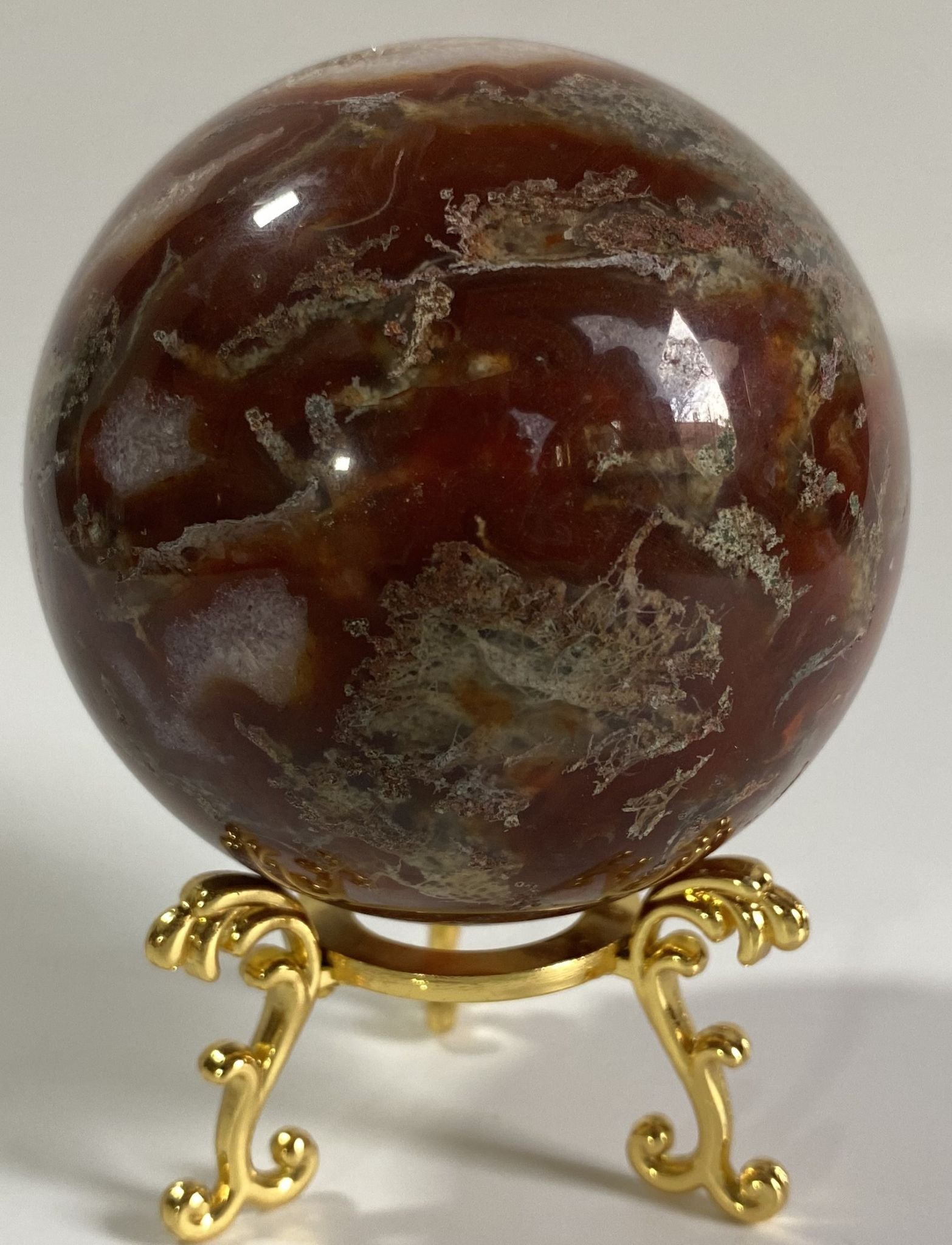 Sfera de 6.9cm din cristal de agat muschi rosu pe suport metalic cu fundal alb