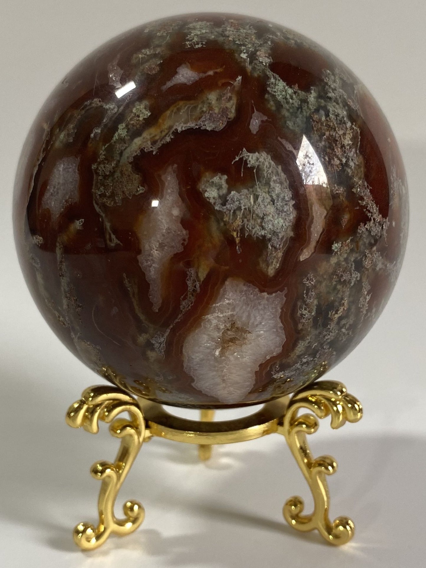 Sfera decorativa de 6.9cm din piatra semipretioasa de agat muschi rosu pe suport metalic cu fundal alb