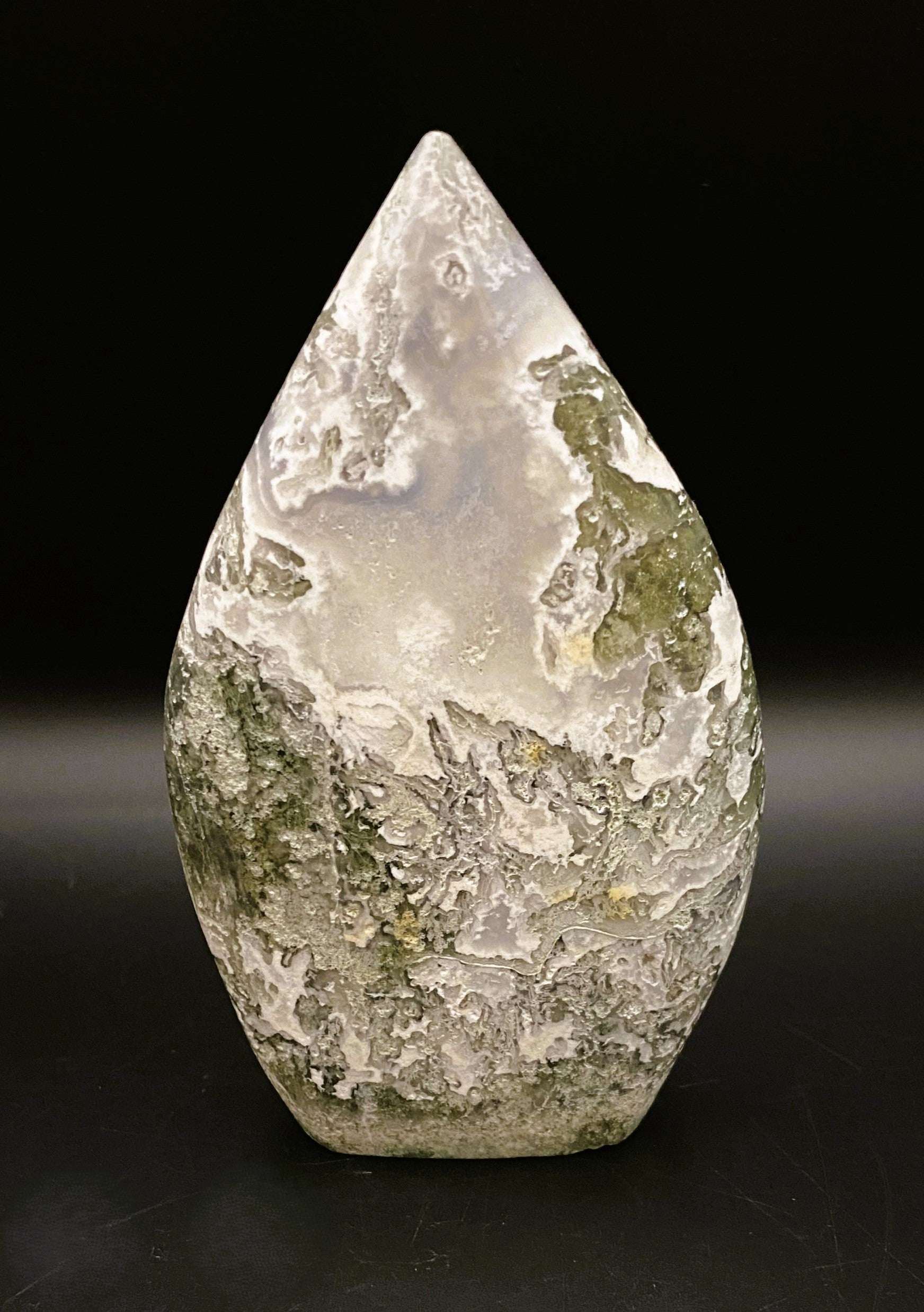 Sculptura Agat Muschi din piatra semipretioasa, forma conica, detalii naturale verzi si albe
