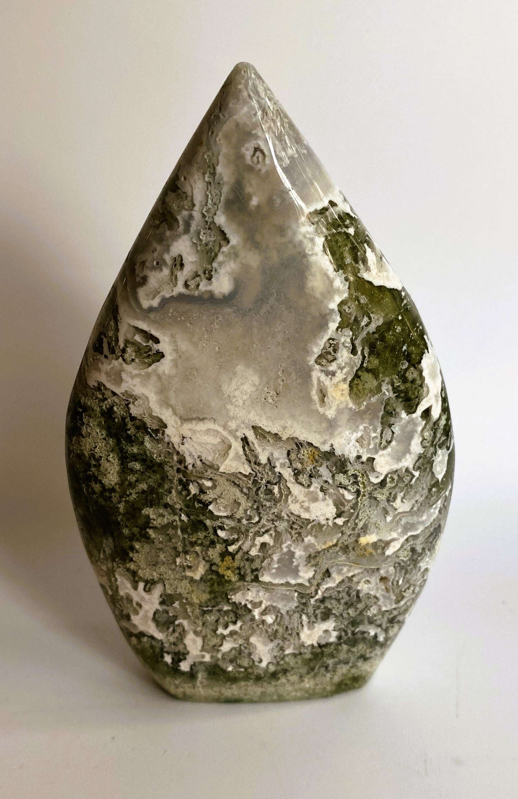 Sculptura din Agat Muschi cu forme naturale si texturi unice pe piatra semipretioasa