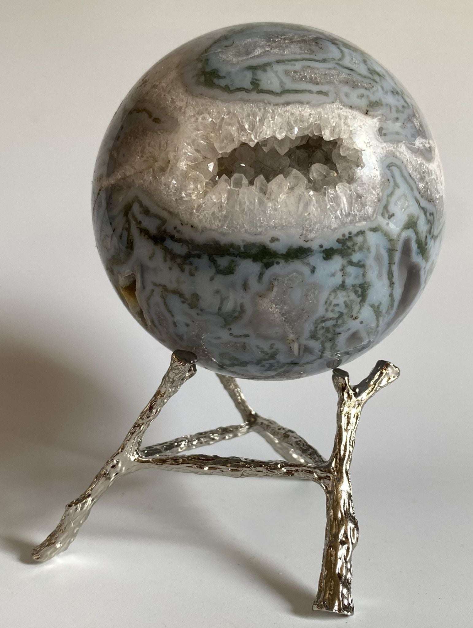 Sfera decorativă din Agat Mușchi de 8.6 cm pe suport metalic