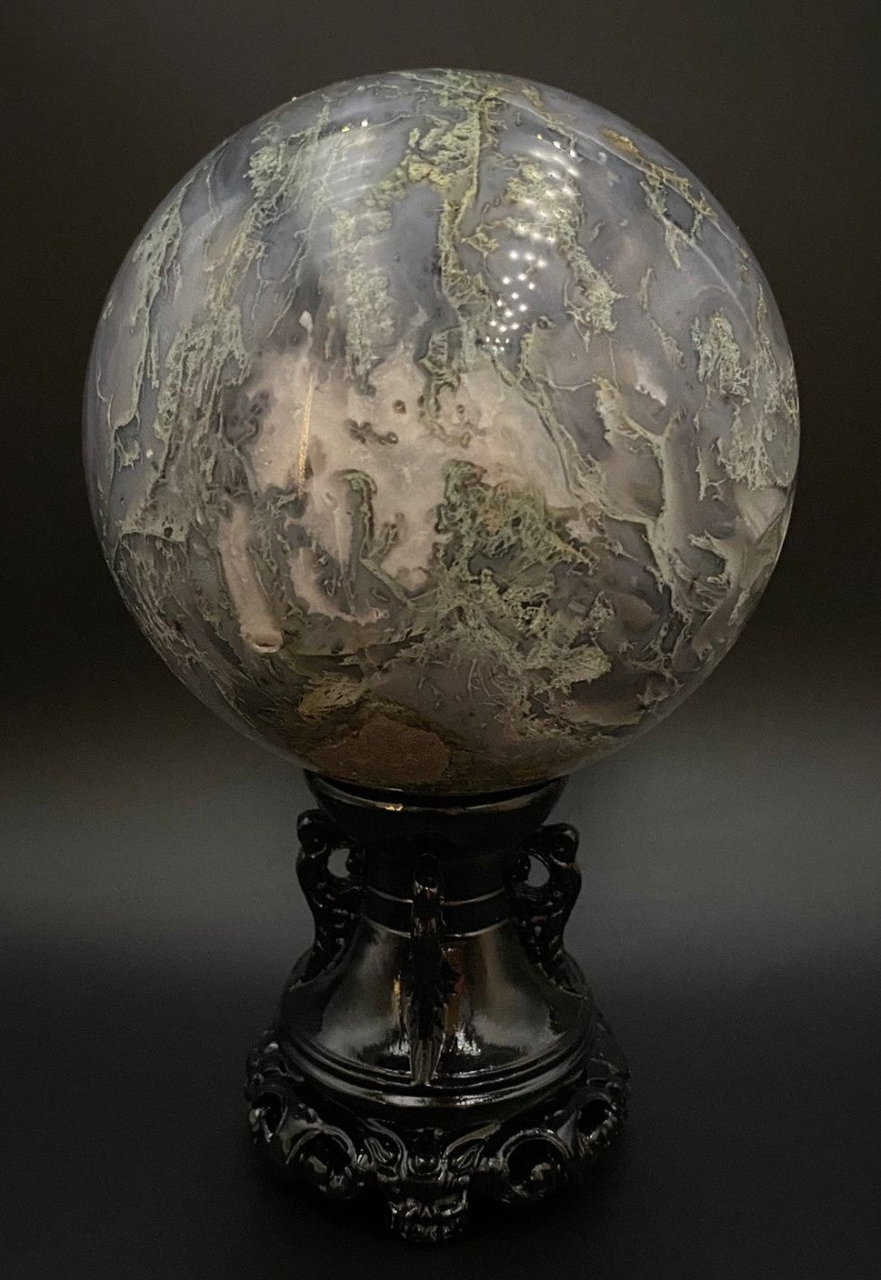 Sfera din piatra semipretioasa de agat muschi pe suport decorativ cu fundal negru