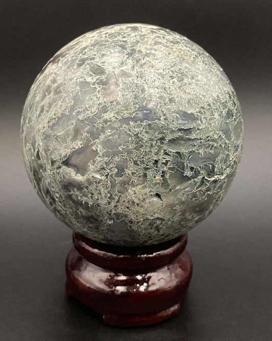 Sfera de Agat Mușchi 6.5cm cu suport din lemn, cristal vindecător natural