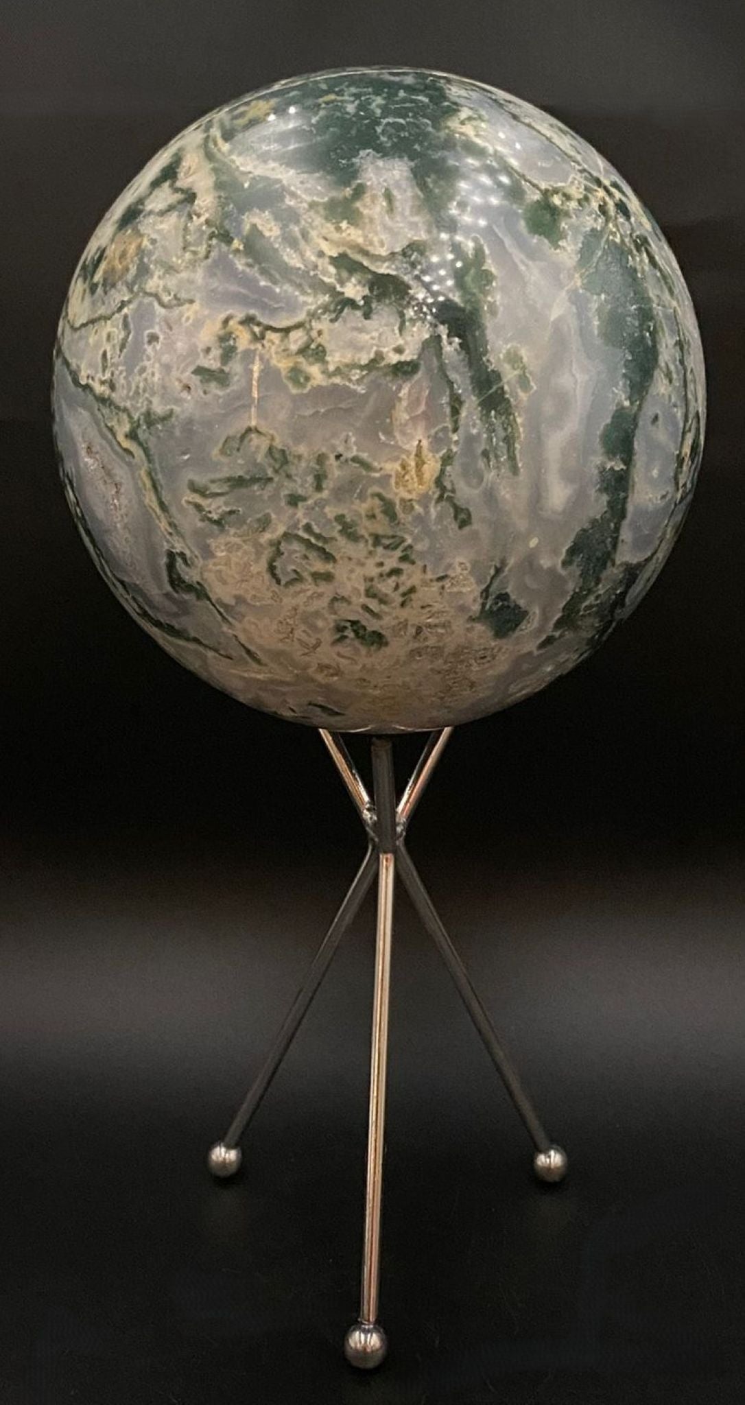 Sfera din piatra semipretioasa de agat muschi pe suport metalic cu fundal negru