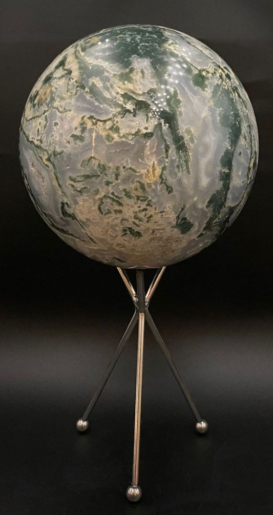 Sfera din piatra semipretioasa de agat muschi pe suport metalic cu fundal negru