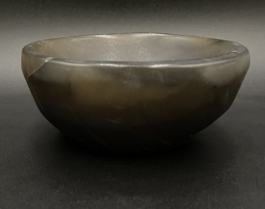 Bol din agat natural pe fundal negru sub lumina artificiala