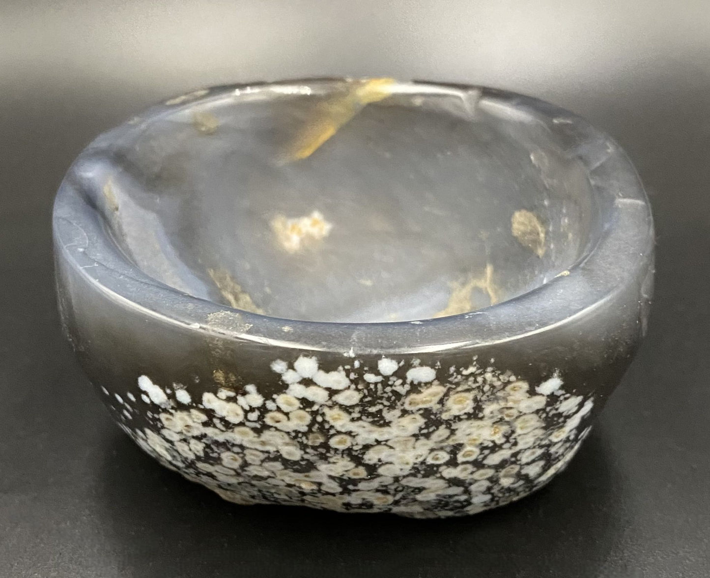 Bol din piatra semipretioasa de agat natural pe fundal negru