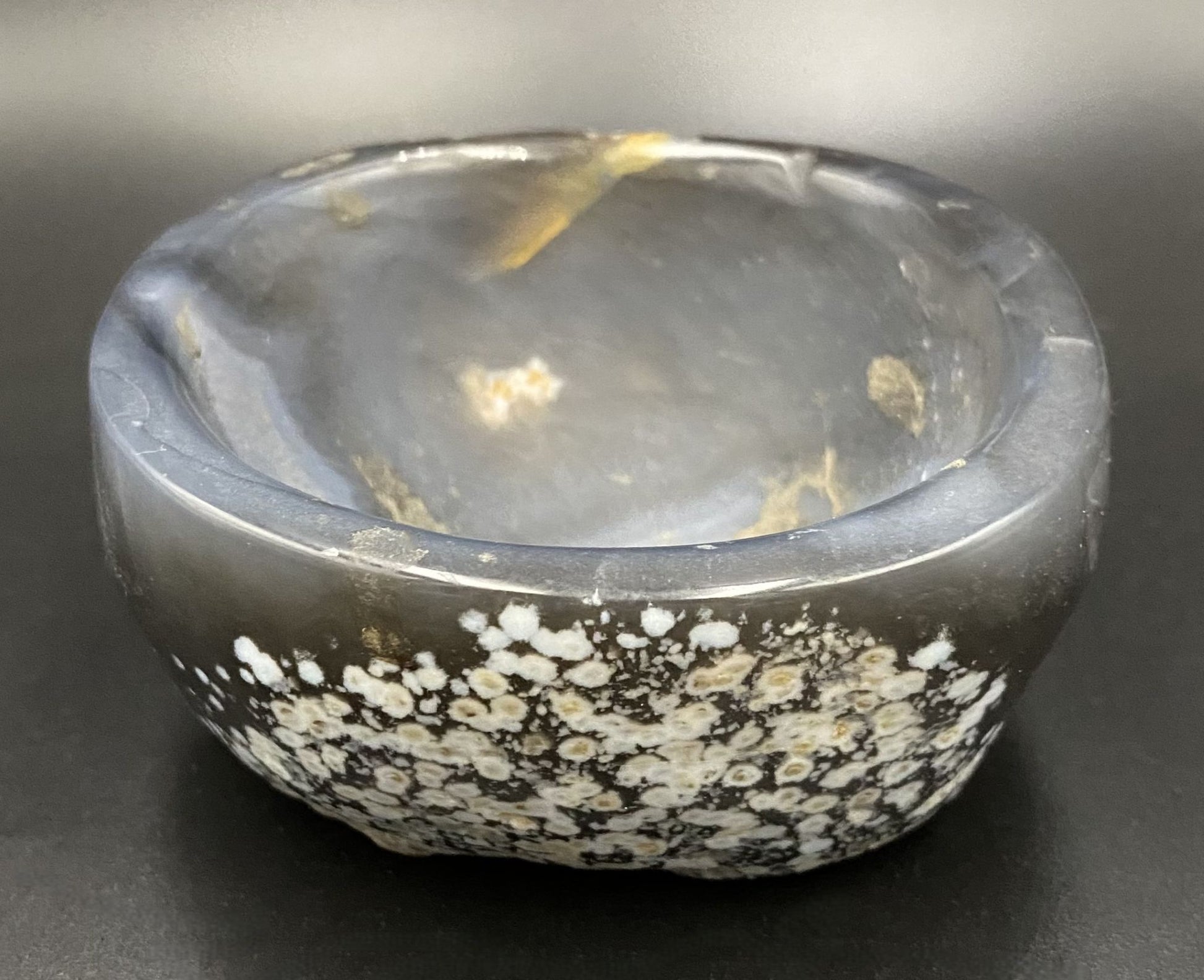 Bol din piatra semipretioasa de agat natural pe fundal negru