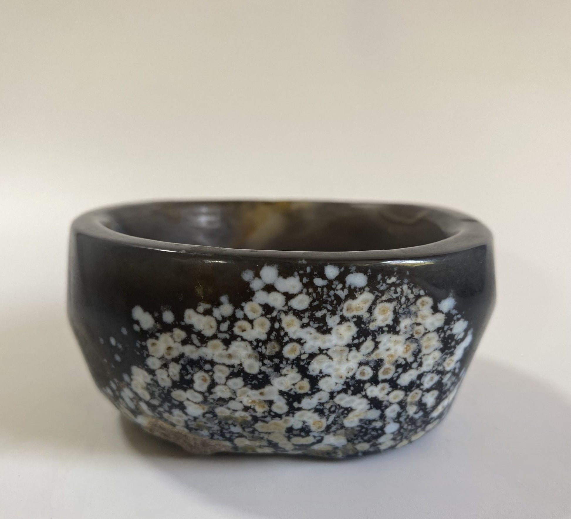 Bol din piatra semipretioasa de agat natural pe fundal alb