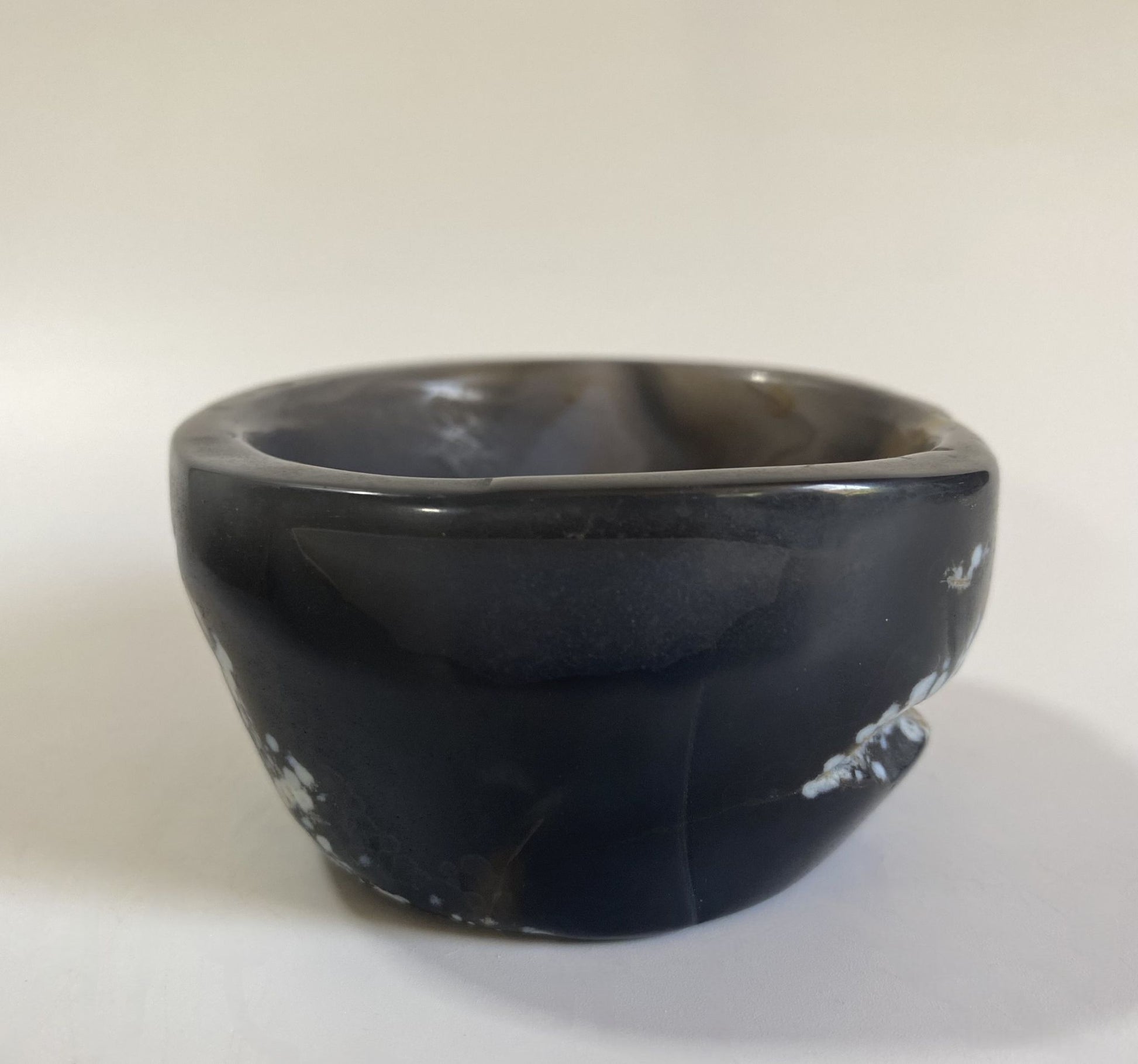 Bol din cristal de agat natural pe fundal alb