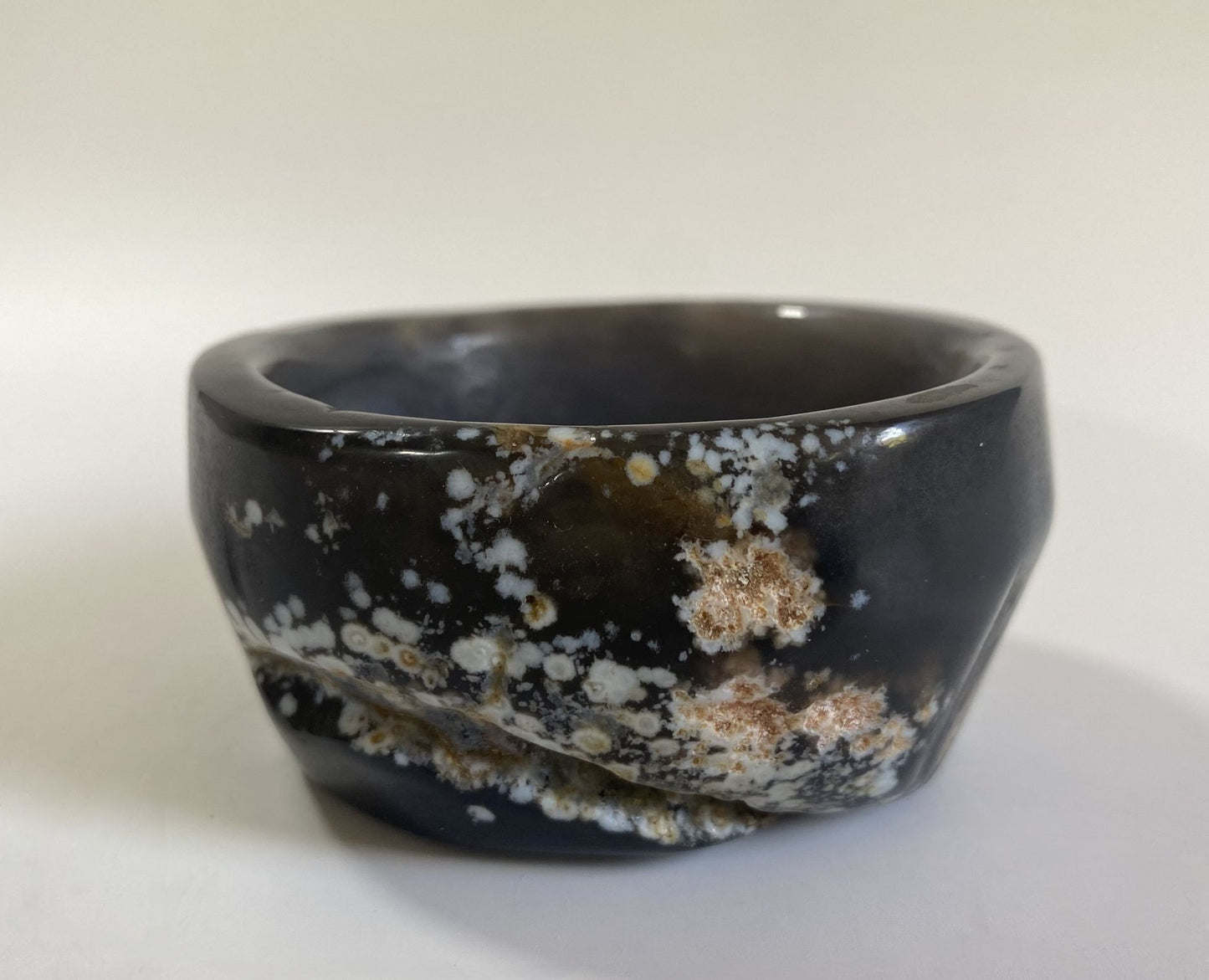 Bol de 8.6cm din piatra semipretioasa de agat natural pe fundal alb