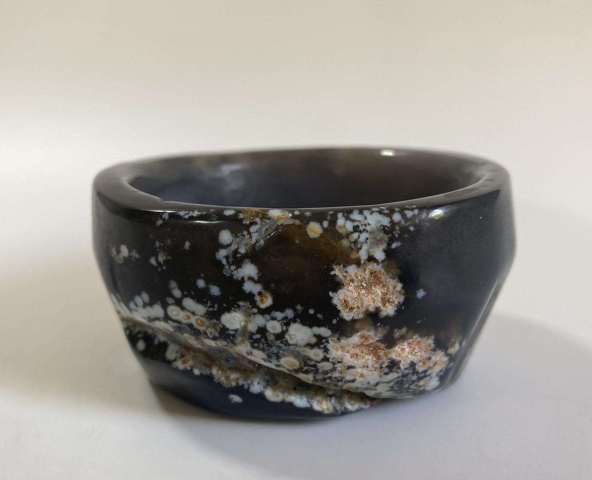 Bol de 8.6cm din piatra semipretioasa de agat natural pe fundal alb