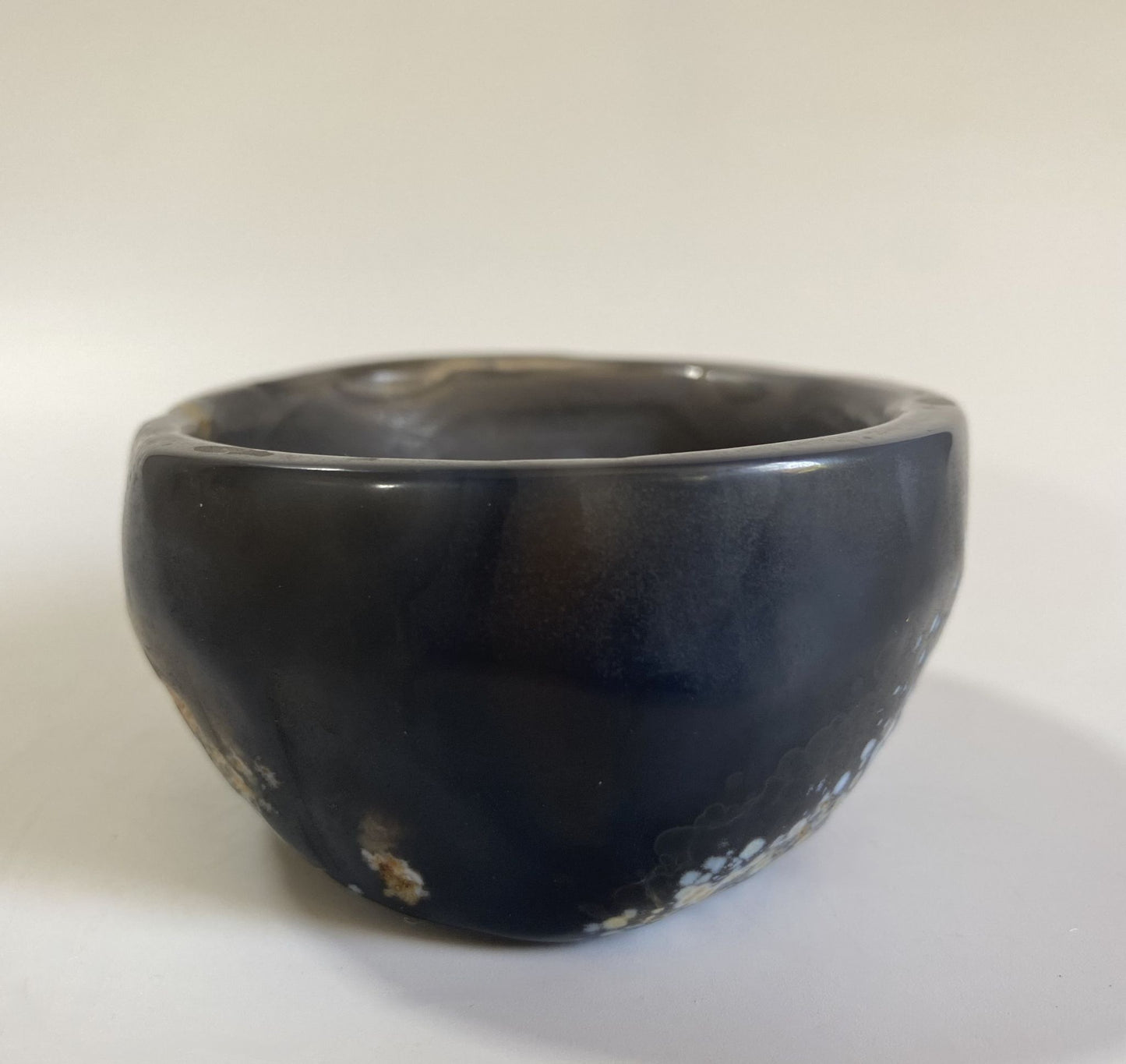 Bol de 8.6cm din cristal de agat natural pe fundal alb