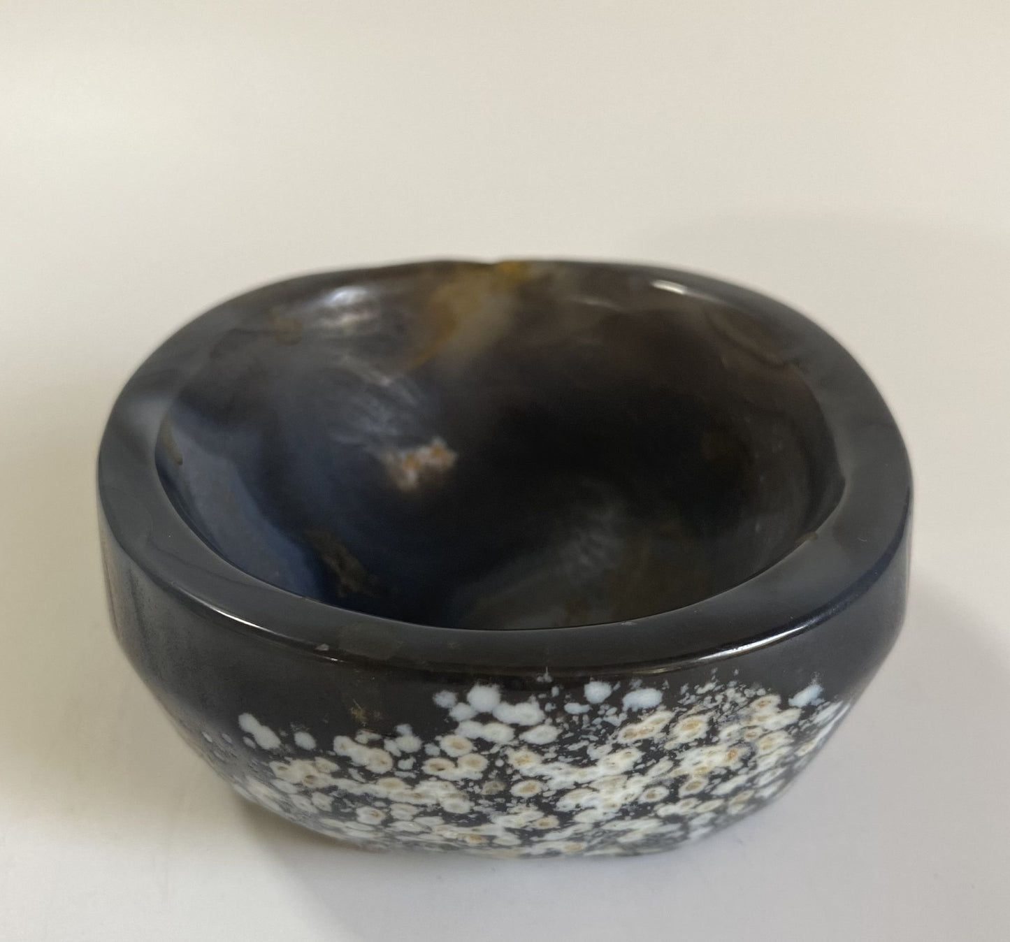 Bol decorativ de 8.6cm din piatra semipretioasa de agat natural pe fundal alb