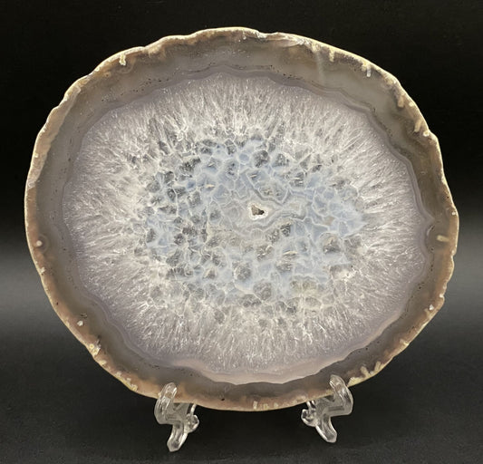 Felie din piatra semipretioasa de geoda de agat natural pe suport de plastic cu fundal negru