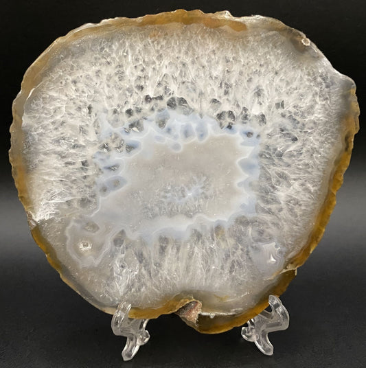 Felie din piatra semipretioasa de agat natural pe suport din plastic cu fundal negru