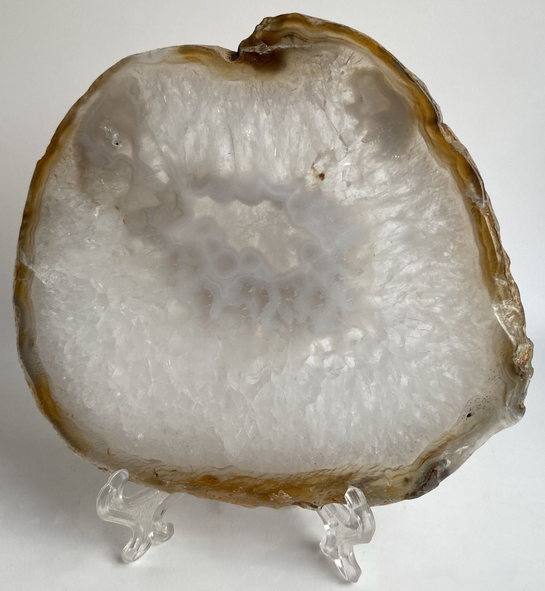 Felie din cristal de agat natural pe suport din plastic cu fundal alb
