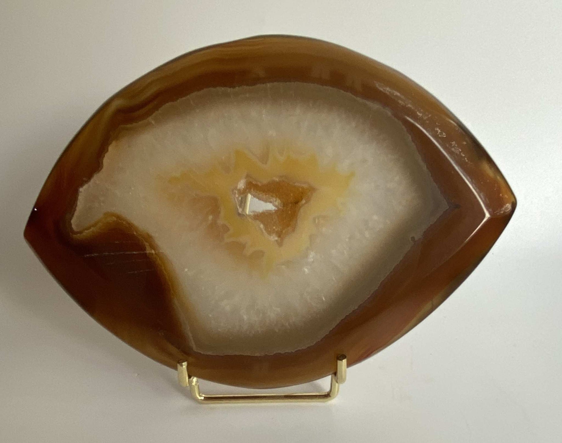 felie de agat natural maro pe suport metalic aurit, piatra semipretioasa decorativa