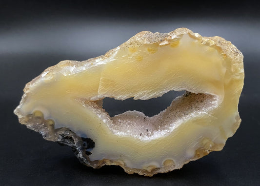 Felie din geoda de piatra semipretioasa de agat natural pe fundal negru
