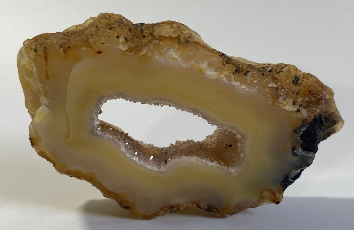 Felie din geoda de cristal de agat natural pe fundal alb
