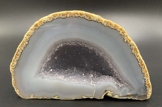 Geoda din agat natural semipretios de 7.9 cm cu cristale fine interne