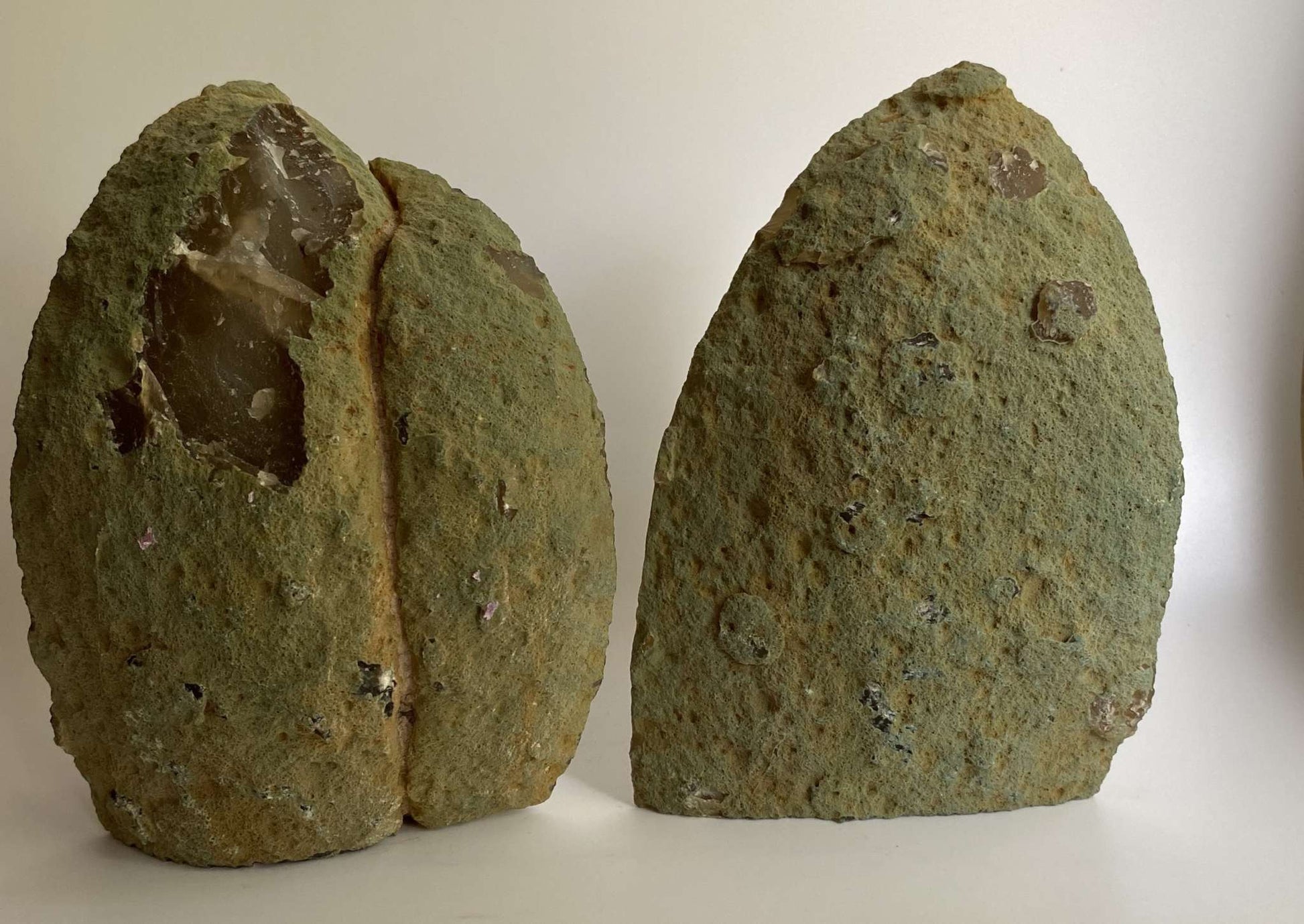 Set suporturi carti din geoda de Agat Natural sectionata pe jumatate