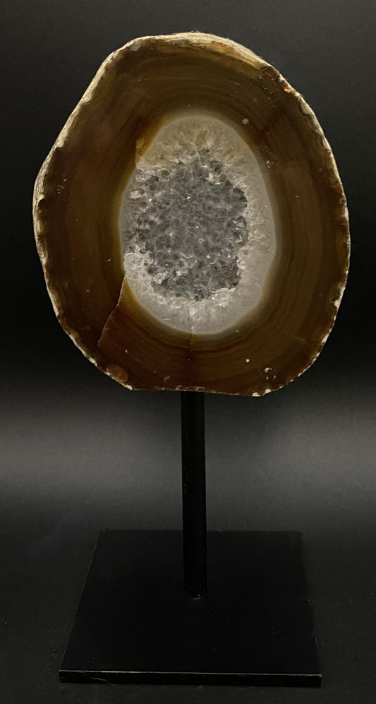 Geoda de piatra semipretioasa din agat natural pe stativ metalic cu fundal negru