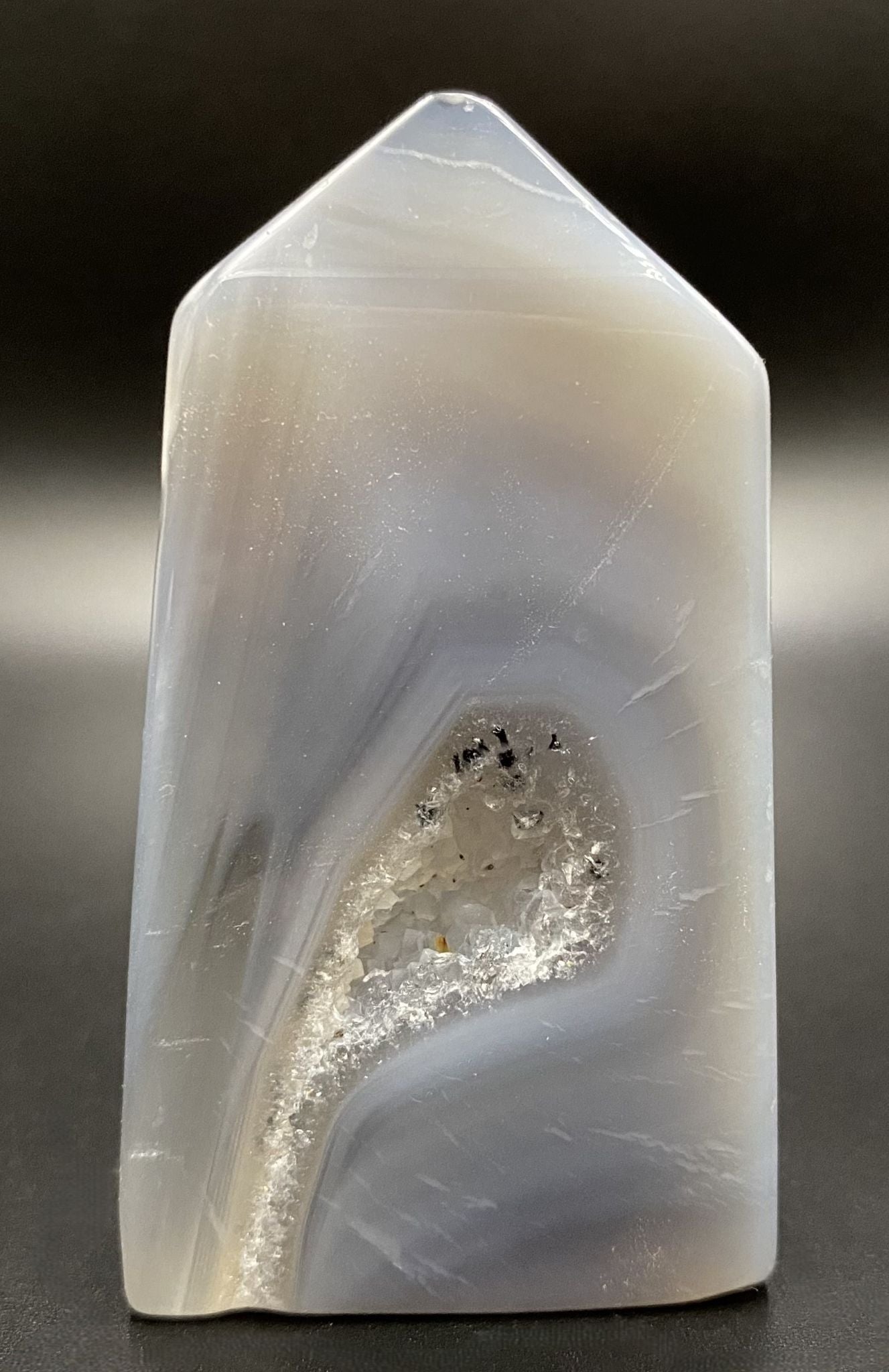 Obelisc din cristal de agat natural pe fundal negru