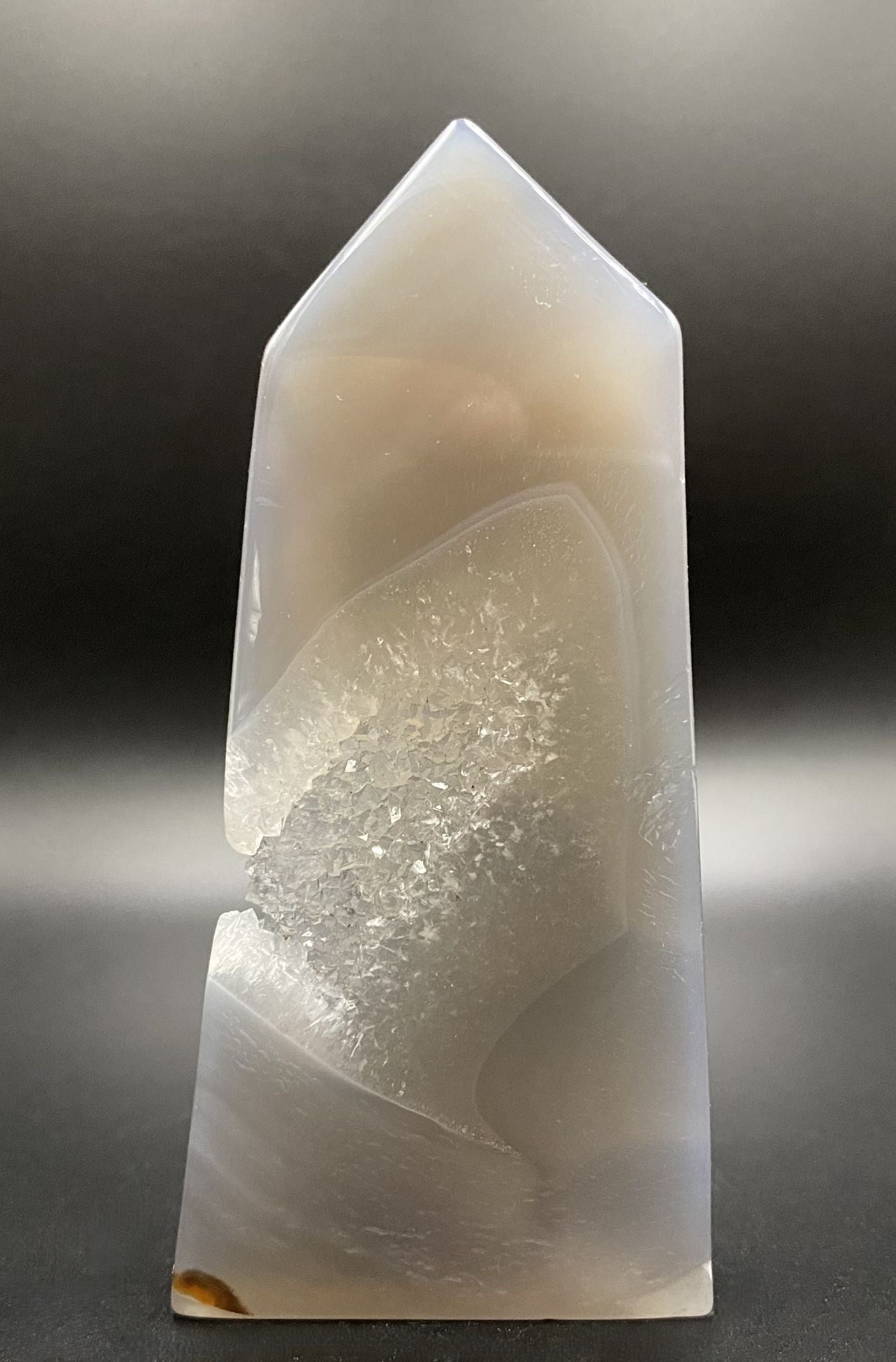 Obelisc din piatra semipretioasa de agat natural pe fundal negru