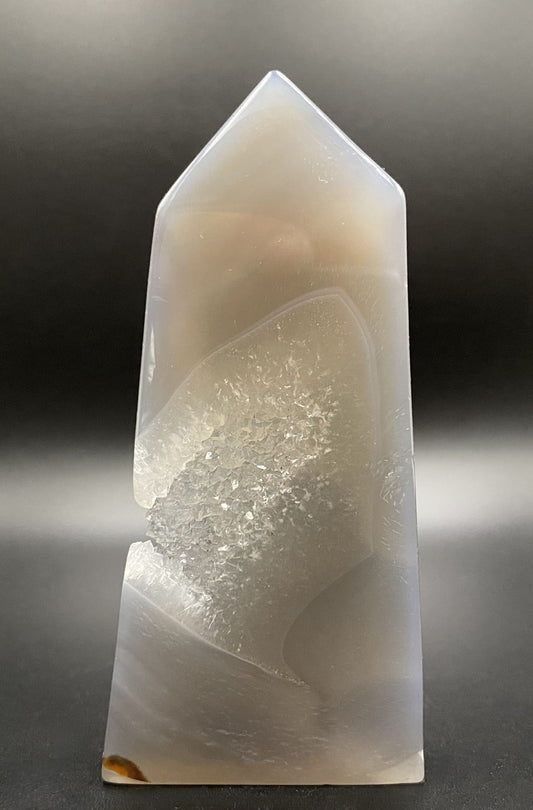 Obelisc din piatra semipretioasa de agat natural pe fundal negru