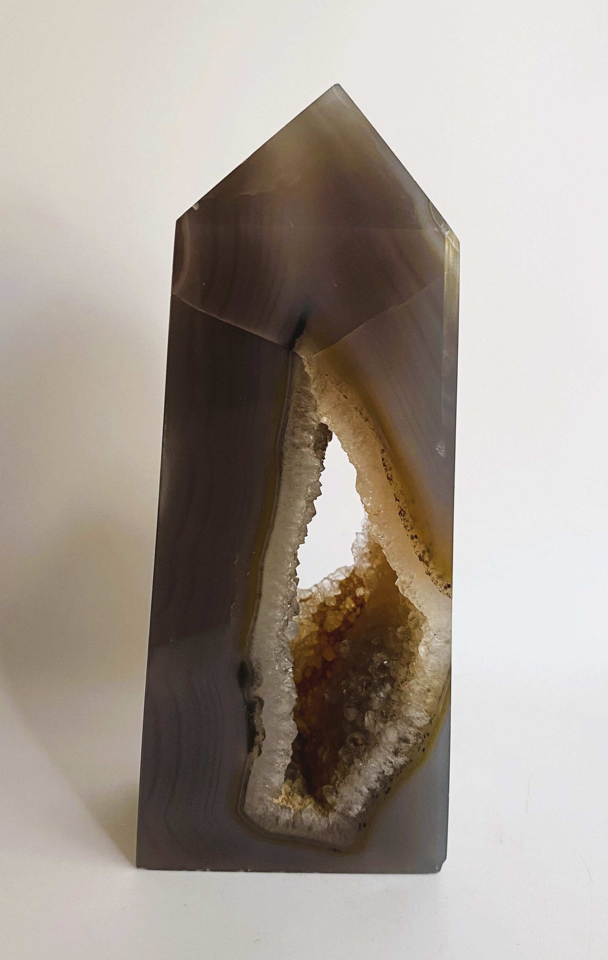 Obelisk with geode made from natural agate stone with brown and white crystal formations