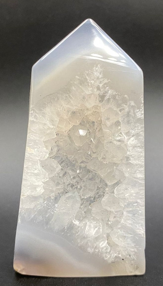 Obelisc din piatra semipretioasa din agat natural pe fundal negru