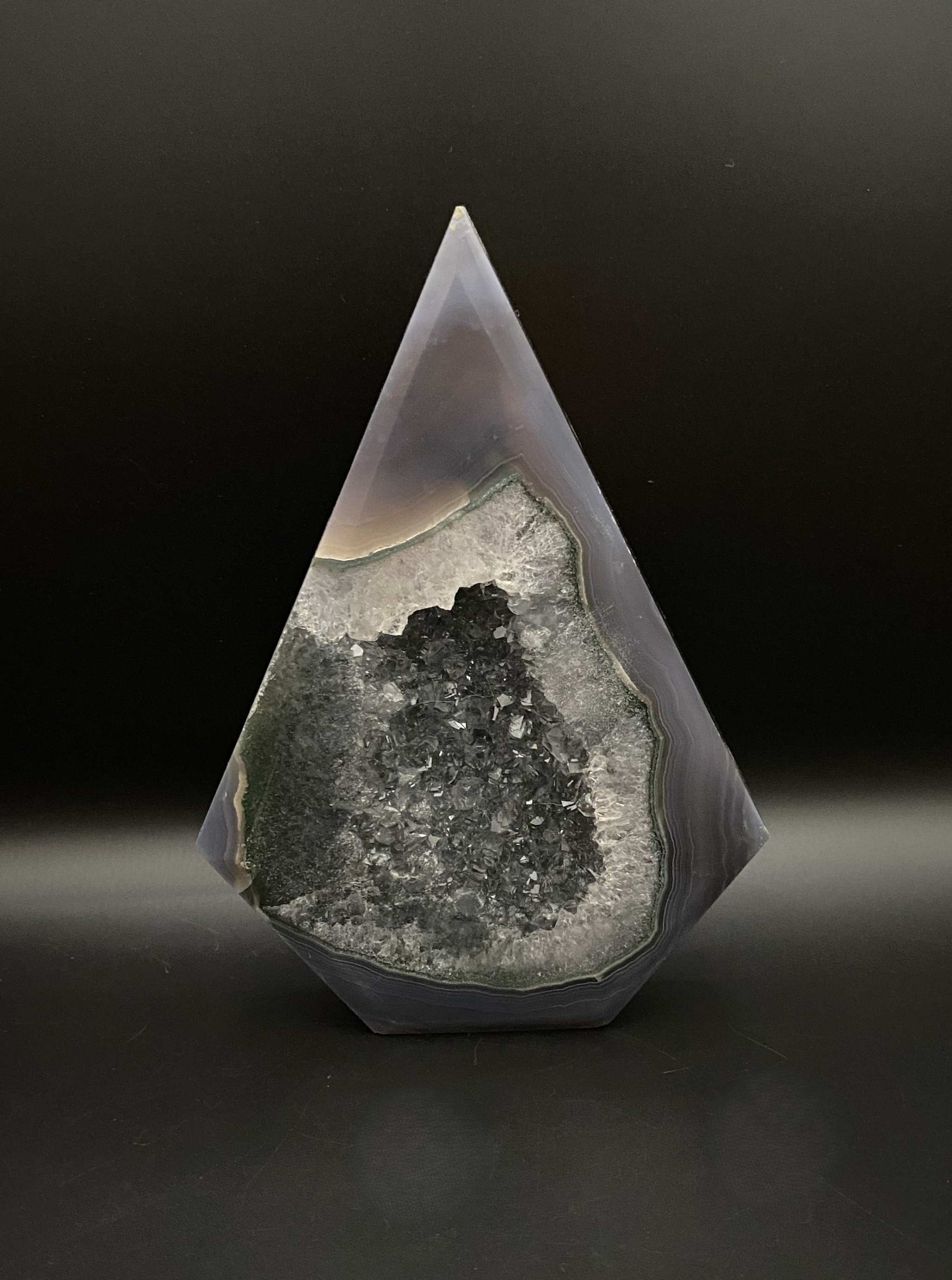 Agat Natural sculptura semipretioasa cu geoda pe fundal negru