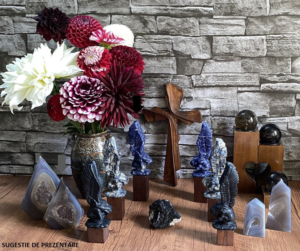 Decor cu sculptura cu geoda din piatra semipretioasa de agat natural cu vaza cu dalii