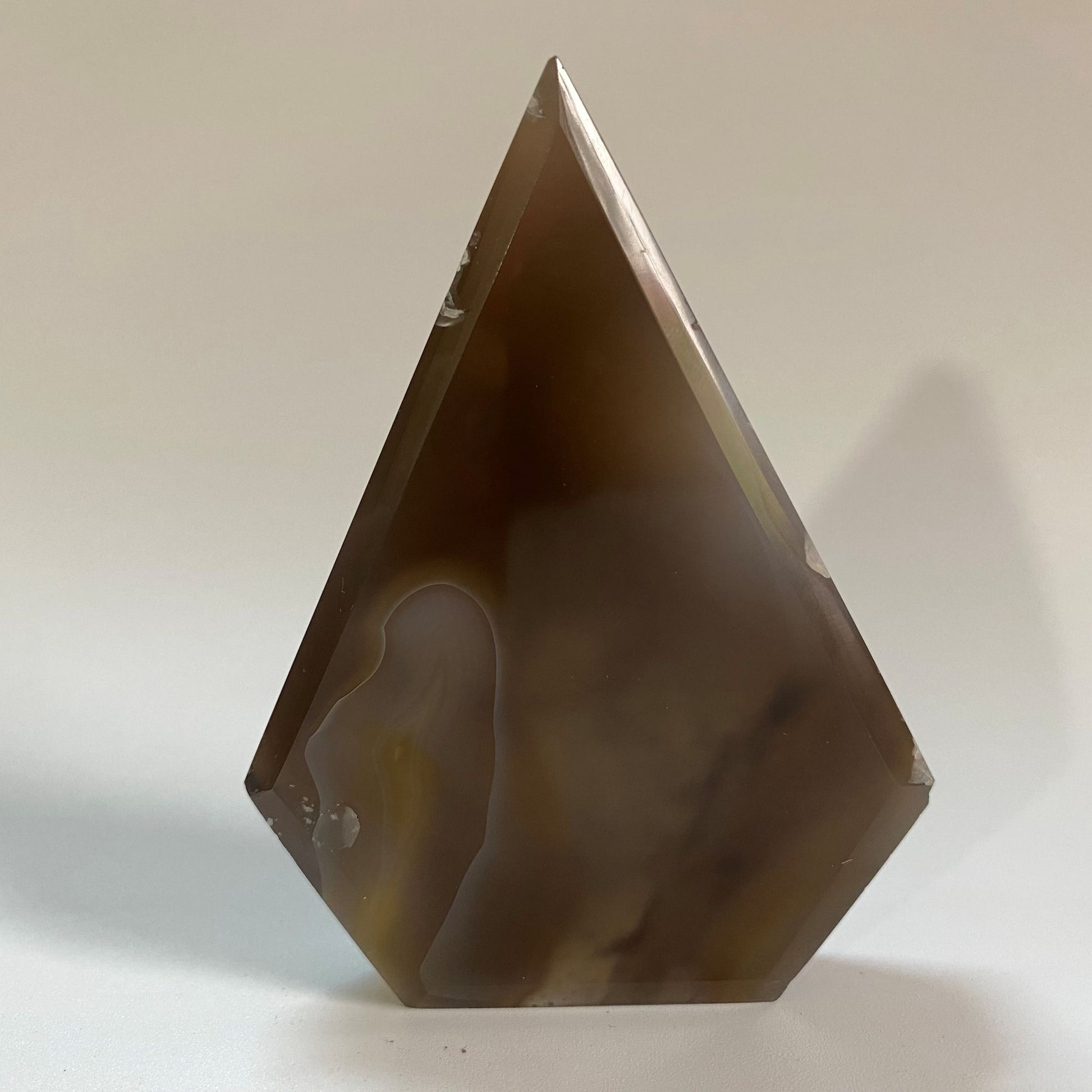 Sculptura cu geoda din cristal de agat natural pe fundal alb