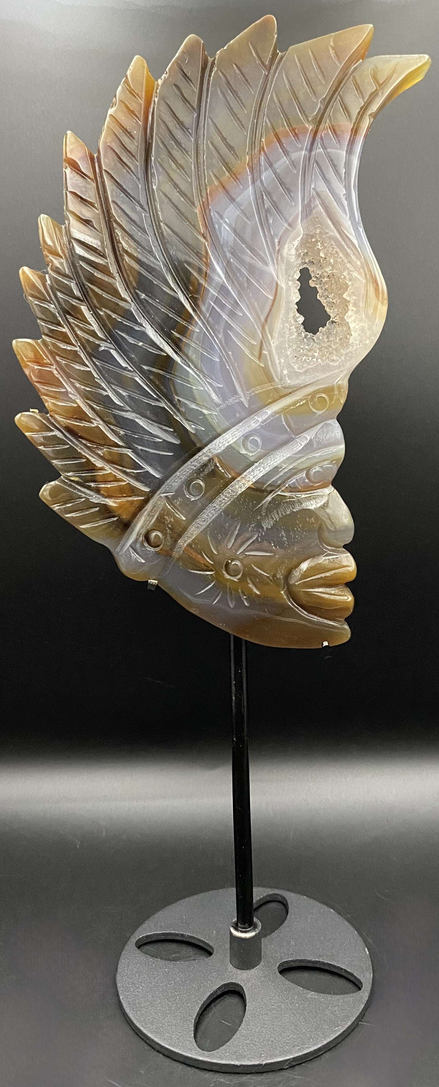 Sculptura indiană din Agat Natural cu geodă pe suport metalic negru