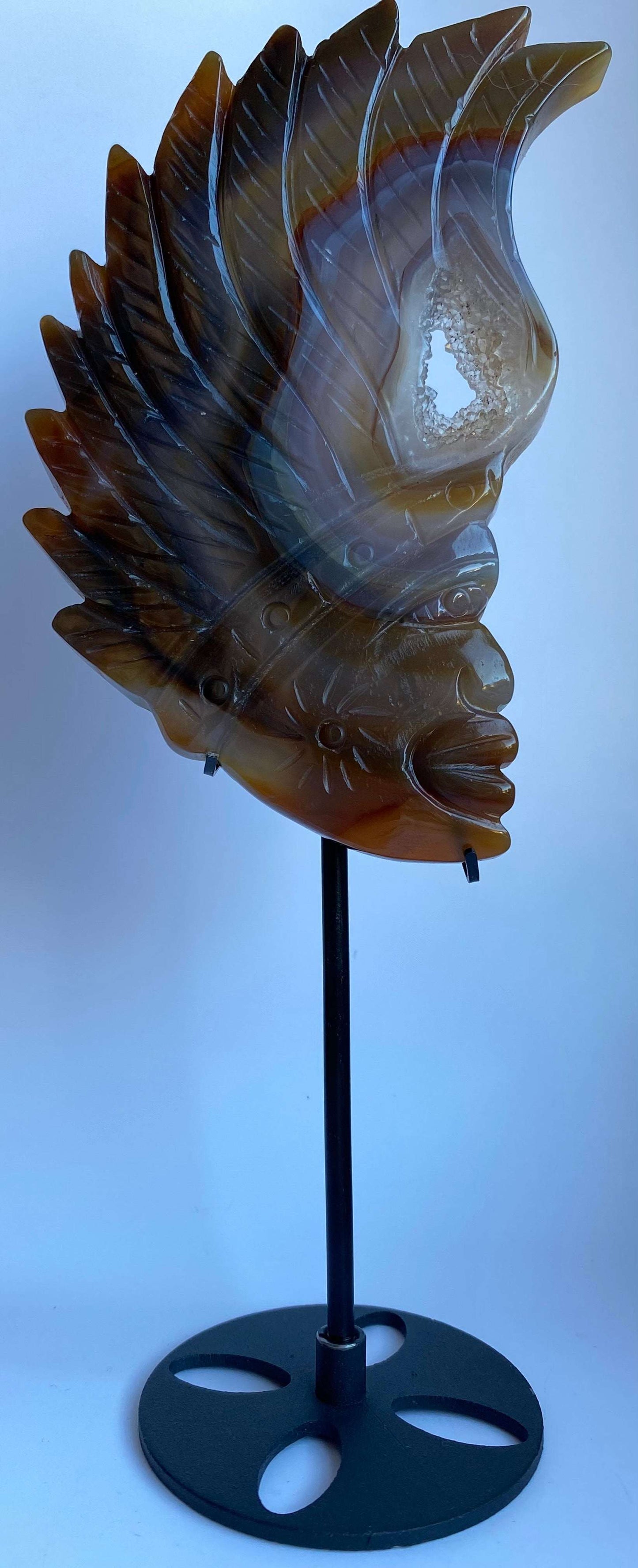 Sculptura indiană din Agat Natural cu geodă pe suport metalic negru