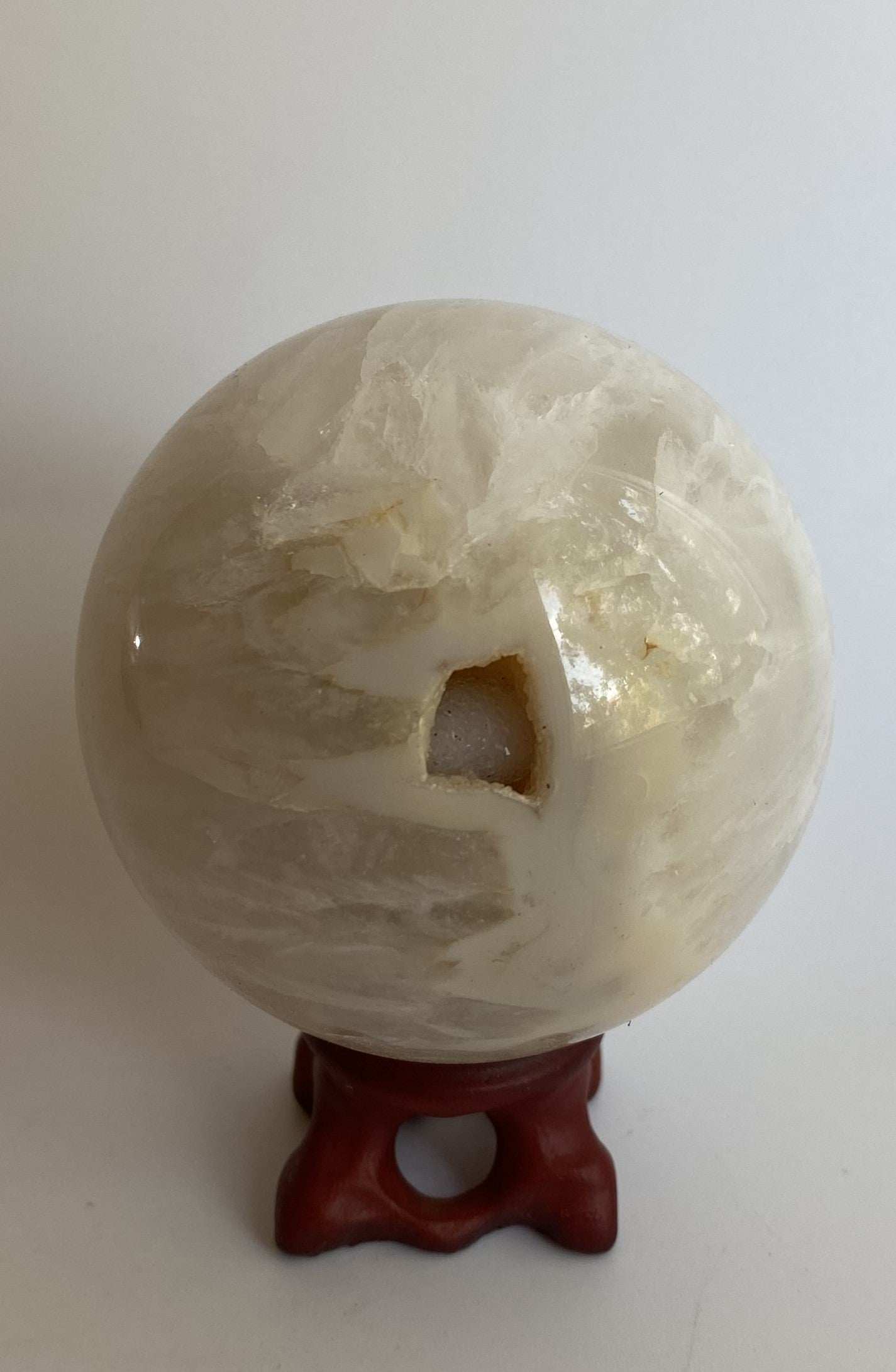Agat Natural semiprecious stone sphere on wooden stand