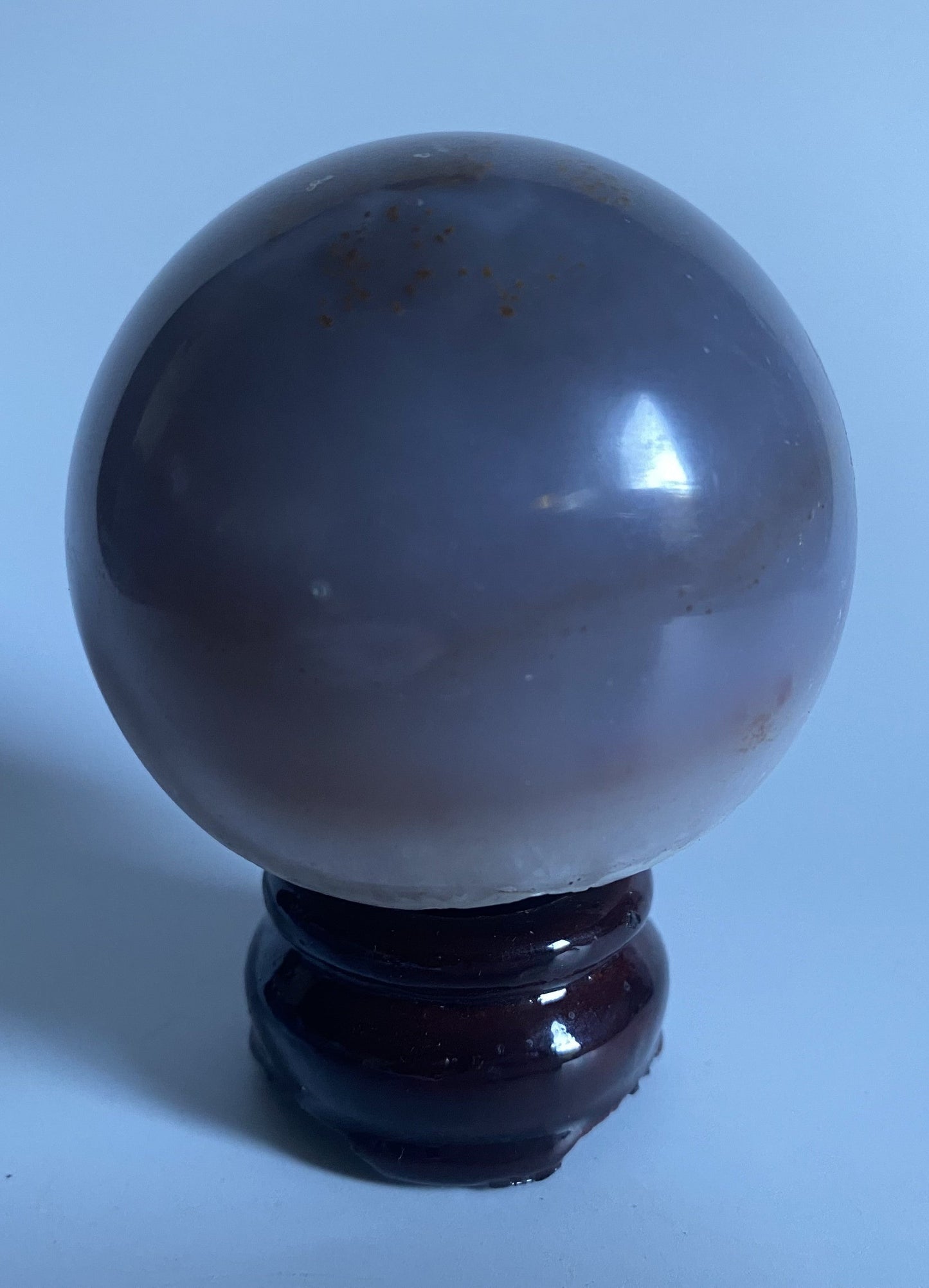 Sferă decorativă din Agat Natural de 6.6 cm pe suport de lemn