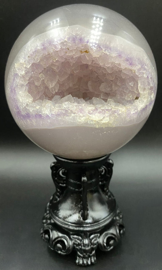 Sfera din piatra semipretioasa de agat natural pe suport decorativ cu fundal negru