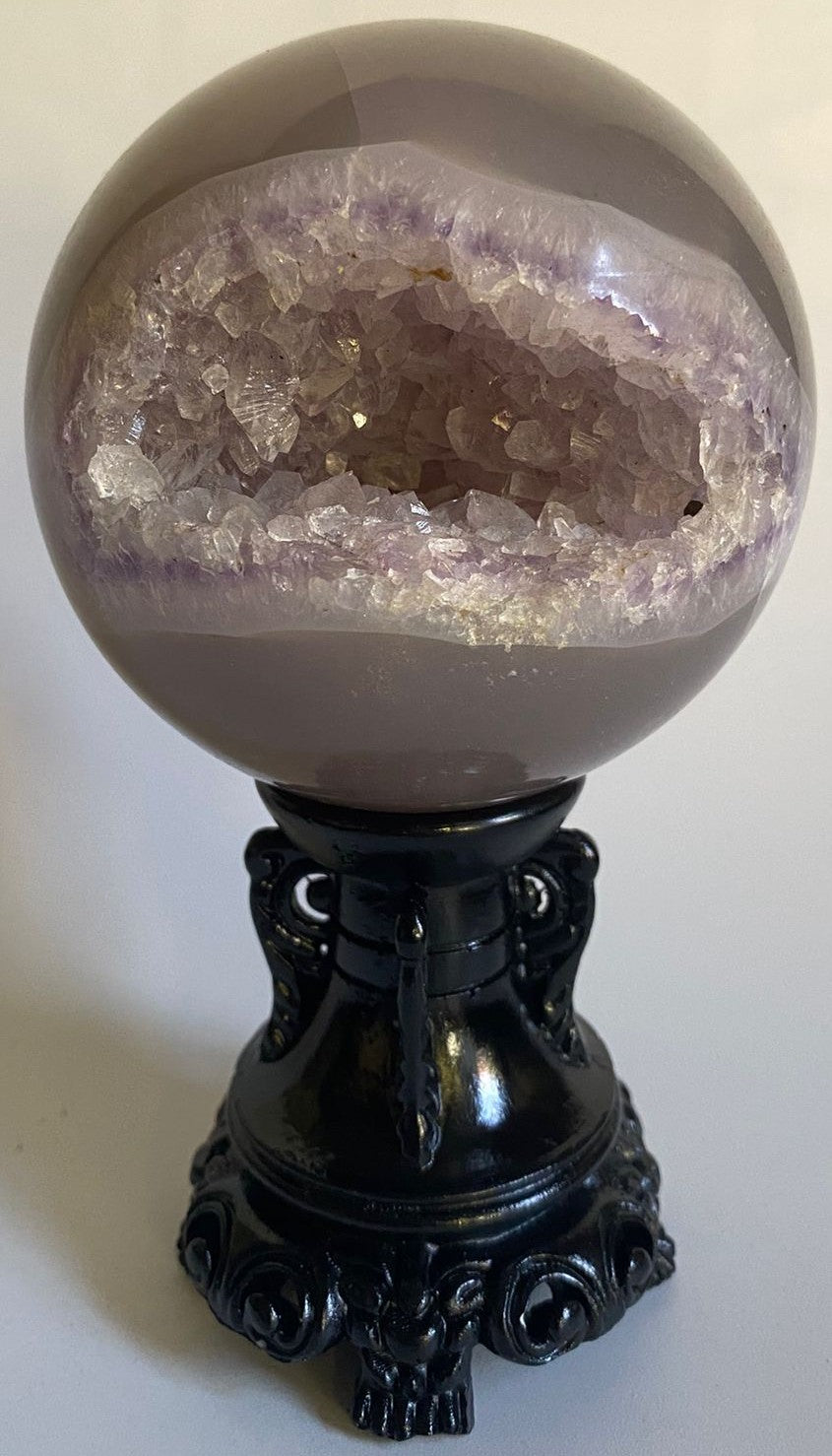 Sfera din piatra semipretioasa de agat natural pe suport decorativ cu fundal alb