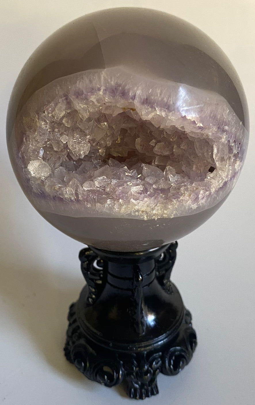 Sfera din cristal de agat natural pe suport decorativ cu fundal alb