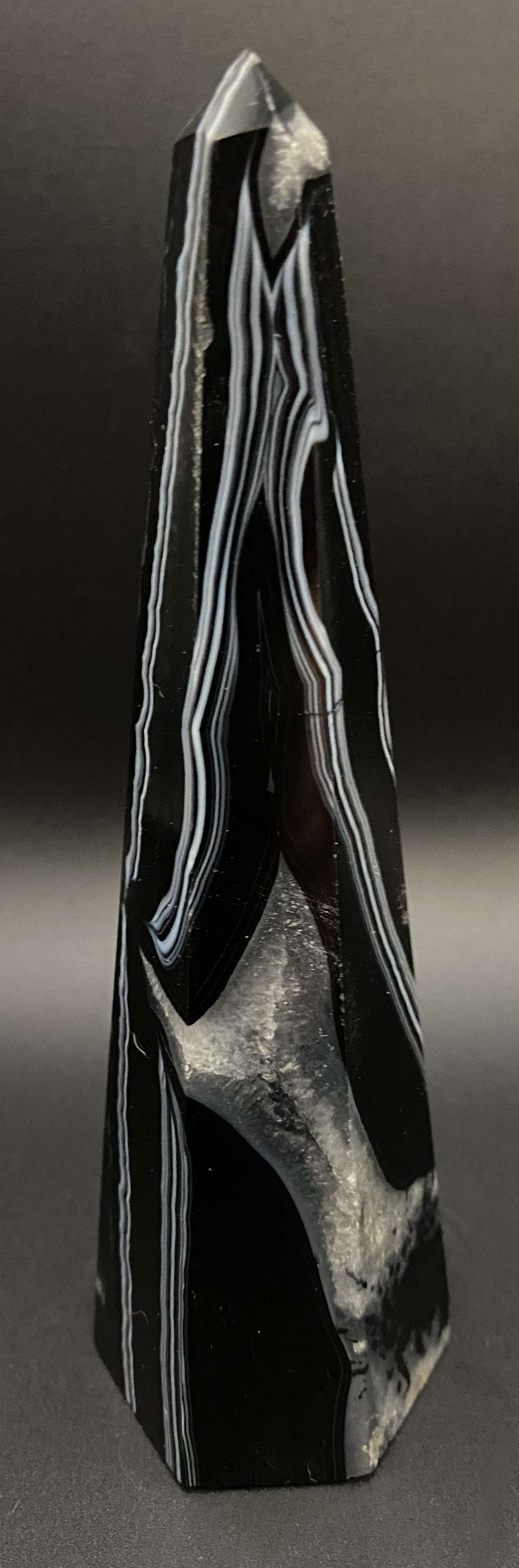 Obelisk piramidal din Agat Negru cu dungi albe pe fundal negru