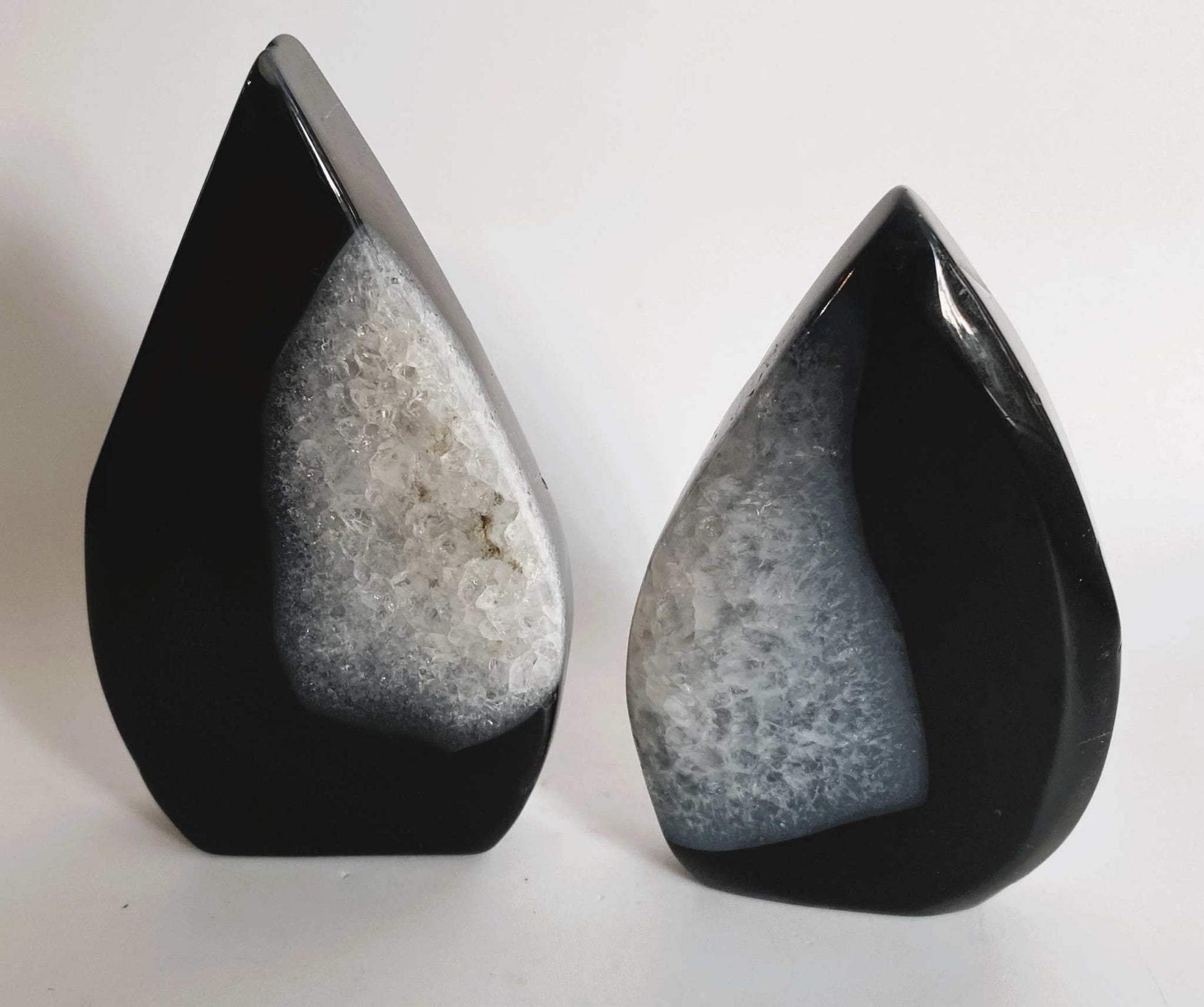 Set doua sculpturi Agat Negru cu cristale albe semipretioase